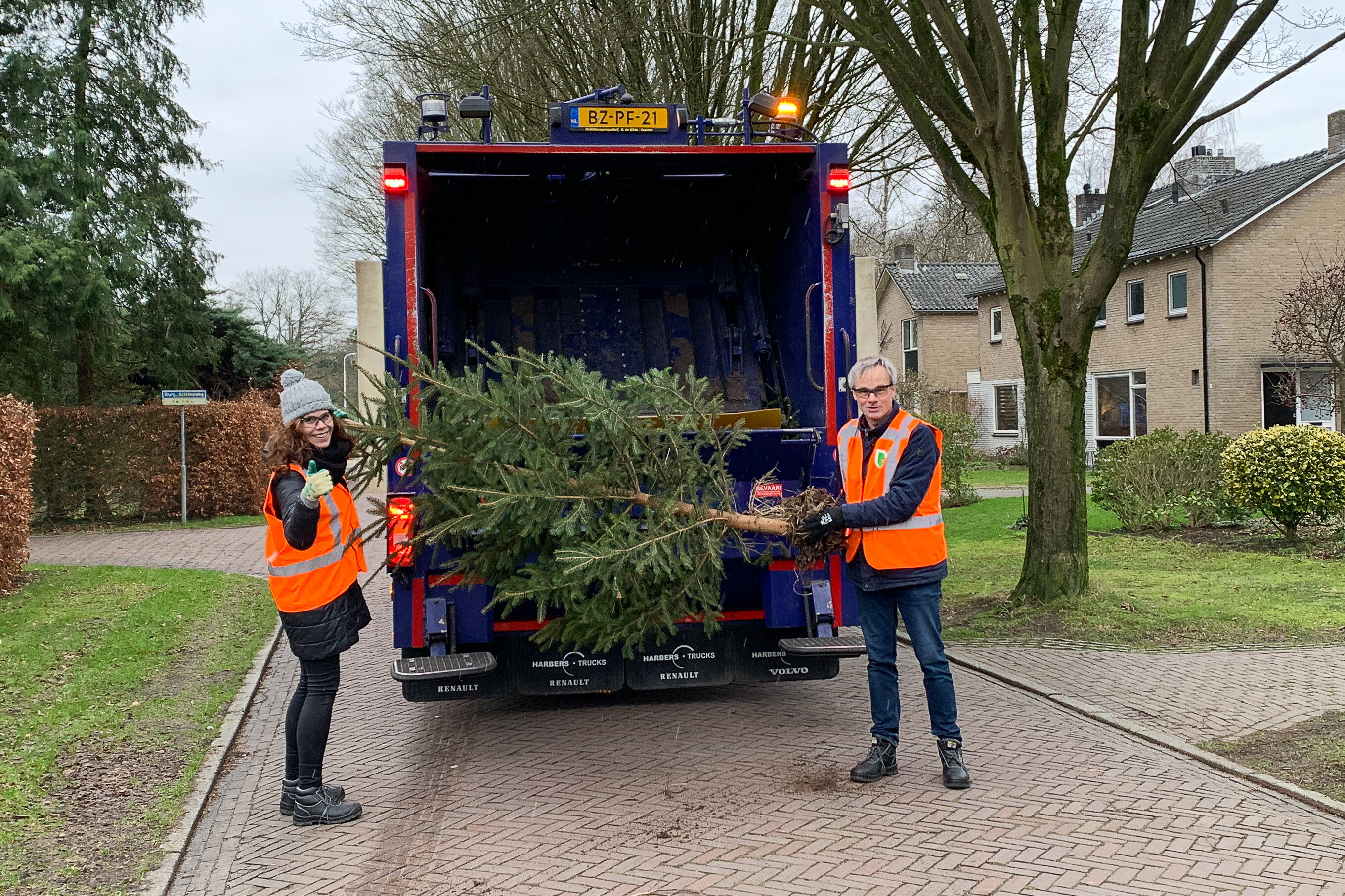 Hulp uit onverwachte hoek bij inzamelen kerstbomen Deventer