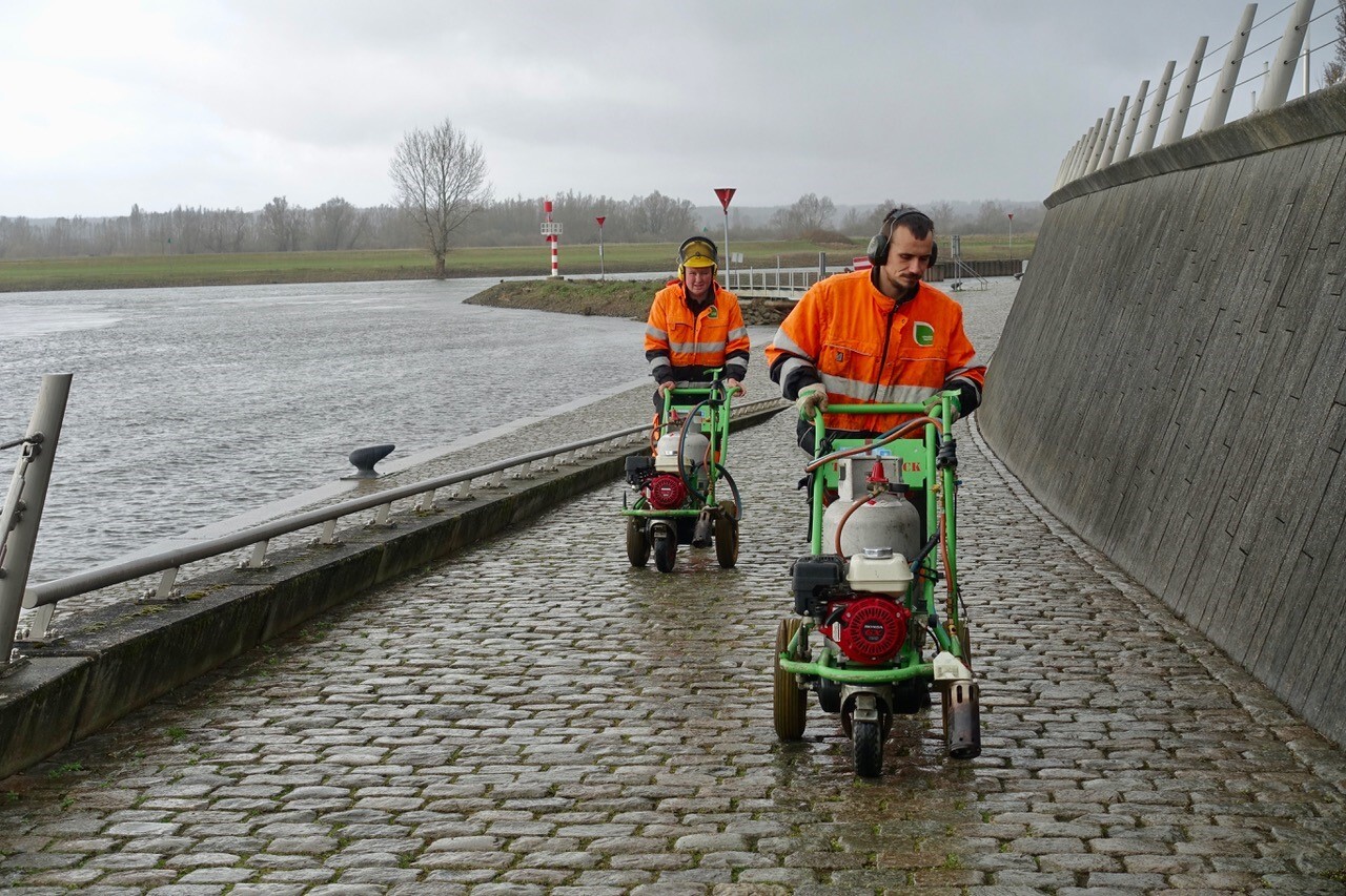 veegwagens halen slib weg op ijsselkade