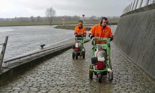 veegwagens halen slib weg op ijsselkade