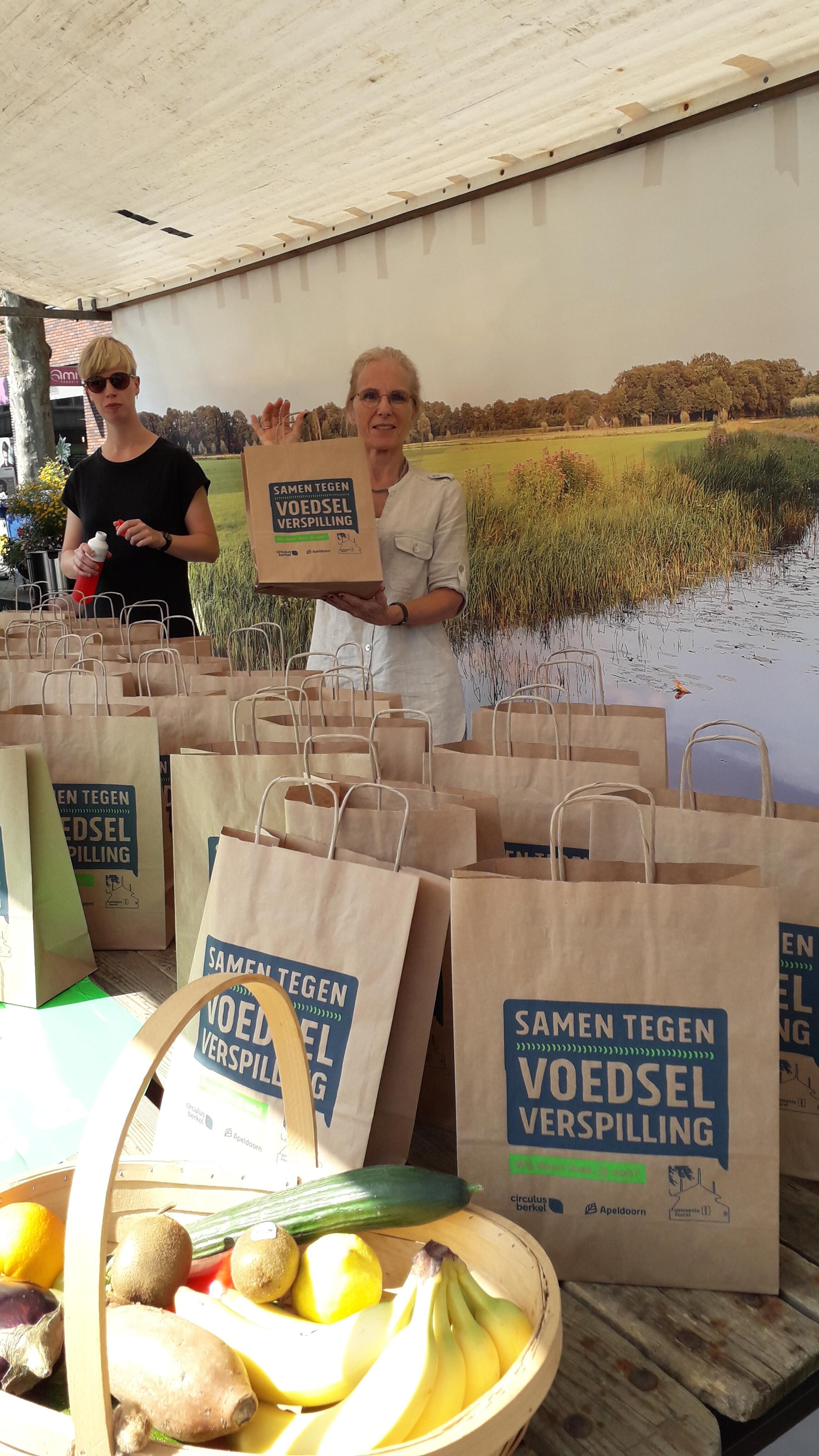 marktkraam met infomateriaal