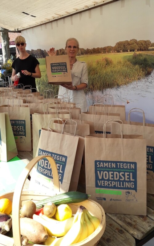 marktkraam met infomateriaal