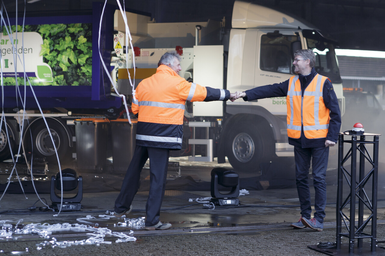 Eerste elektrische inzamelwagen feestelijk in gebruik genomen