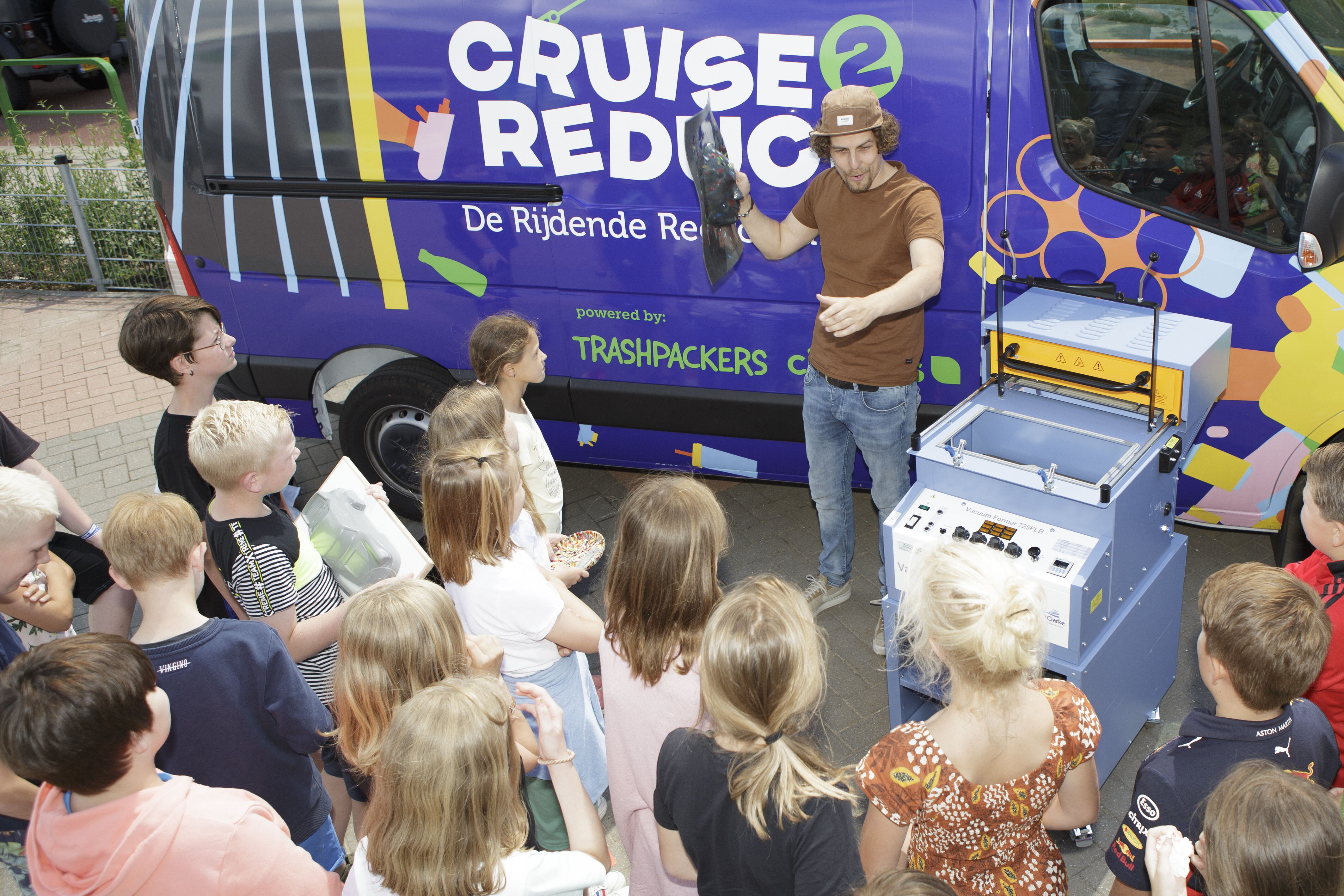 Rijdende Recyclefabriek maakt jeugd bewust van noodzaak minder plastic afval