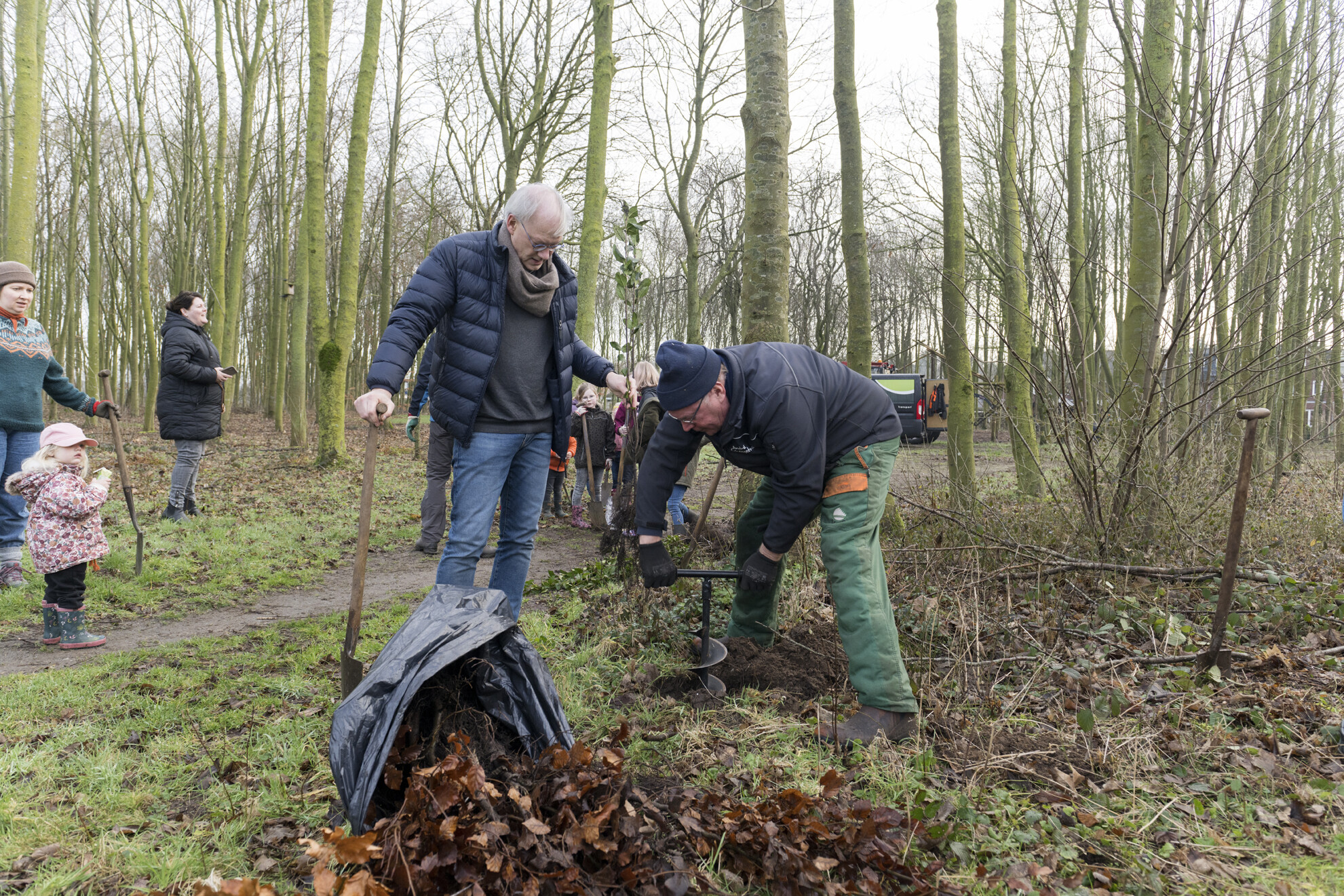 Vruchtbare boomplantdag in dorpsbos Exel