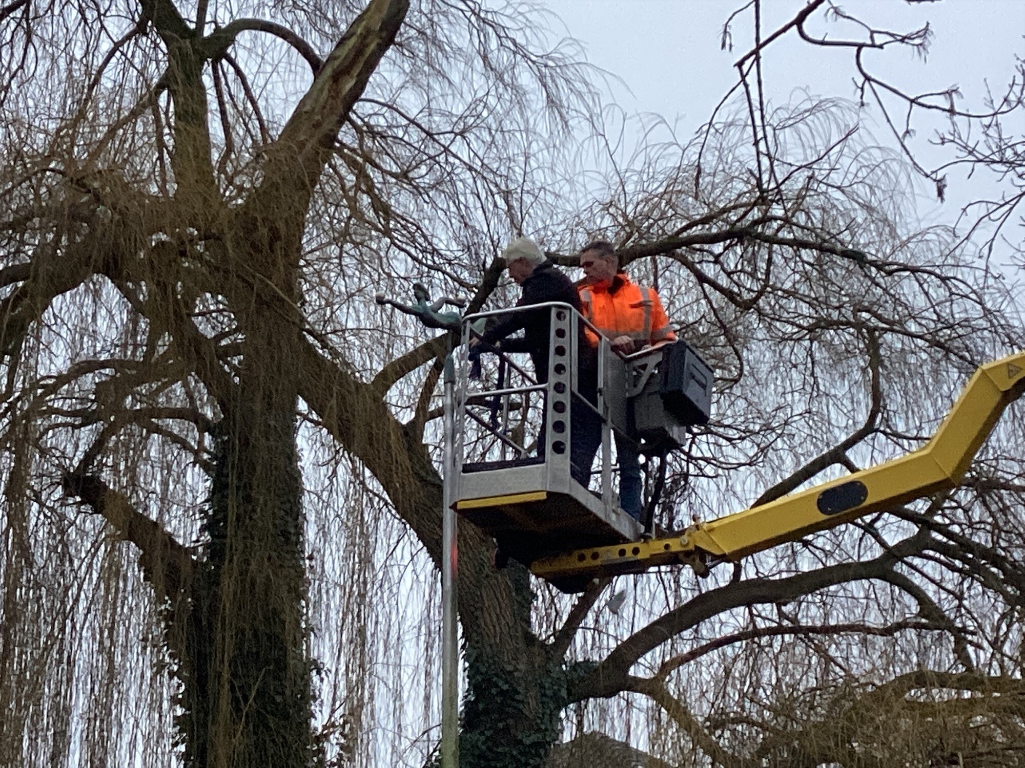 Hersteld kunstwerk ‘balanceert’ weer boven gracht in Lochem